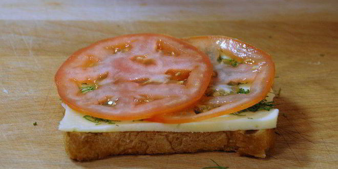 Рецепт горячего тоста с сыром и томатами