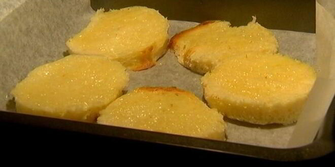 Рецепт хрустящих тостов с яйцом пашот под лимонным соусом