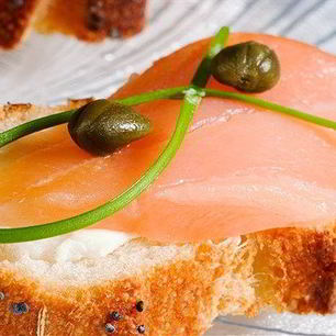 Рецепт Копченого лосося с коньячно-тминным майонезом на тостах из французского хлеба