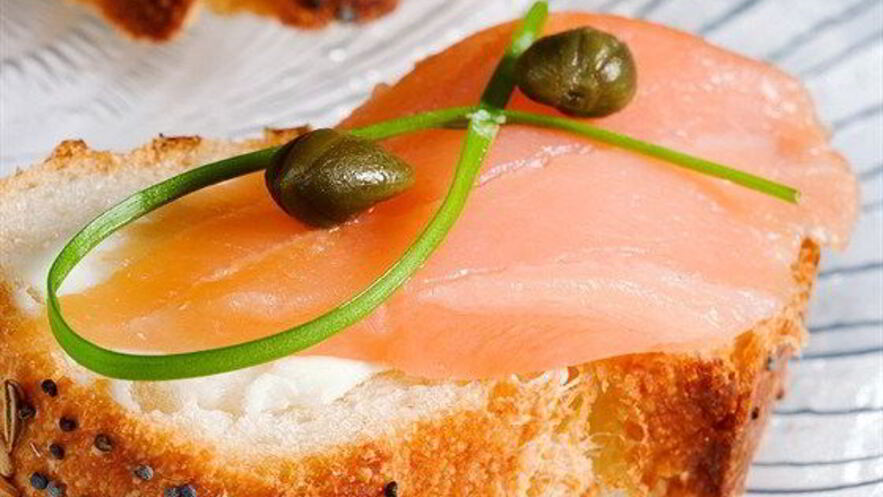 Рецепт копченого лосося с коньячно-тминным майонезом на тостах из французского хлеба