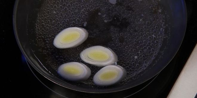 Рецепт луковых тостов с креветками