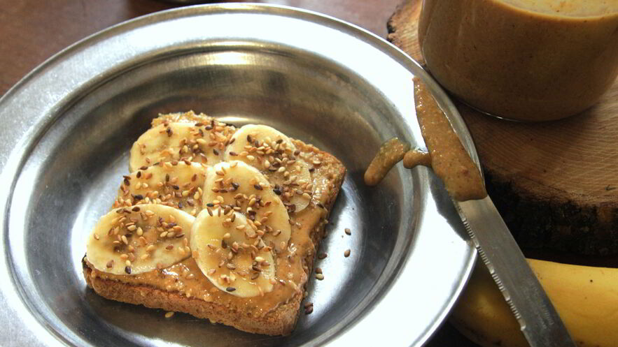 Рецепт тоста с арахисовым маслом, бананом и кунжутом