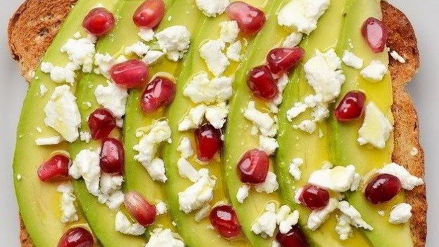 Рецепт тоста с авокадо, фетой и гранатом