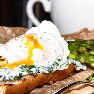 Рецепт Тоста со спаржей и яйцом-пашот