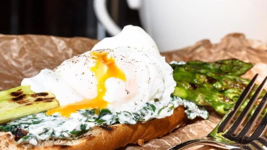 Рецепт тоста со спаржей и яйцом-пашот