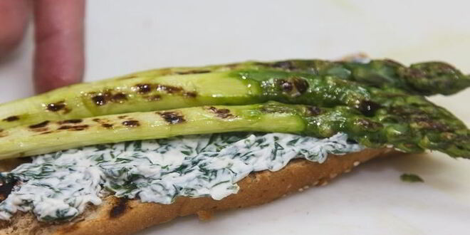 Рецепт тоста со спаржей и яйцом-пашот