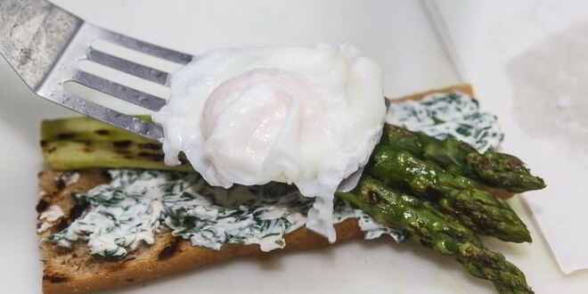 Рецепт тоста со спаржей и яйцом-пашот