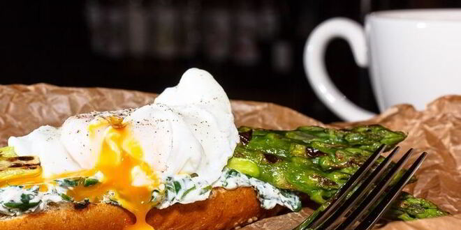 Рецепт тоста со спаржей и яйцом-пашот