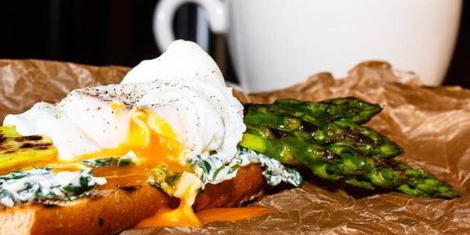 Рецепт тоста со спаржей и яйцом-пашот