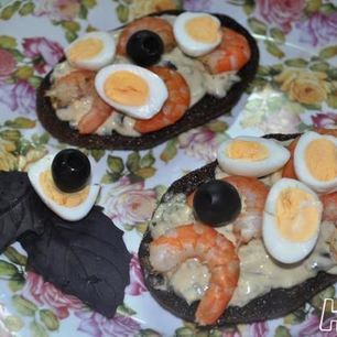 Рецепт Тостов пикантных с креветками и маслинами