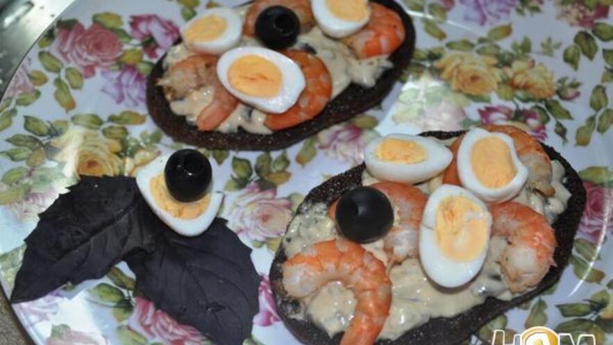 Рецепт тостов пикантных с креветками и маслинами