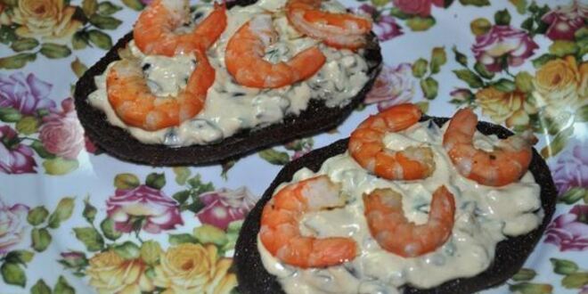 Рецепт тостов пикантных с креветками и маслинами