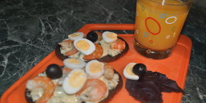 Рецепт тостов пикантных с креветками и маслинами