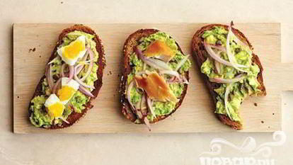 Рецепт Тостов с авокадо, луком и каперсами