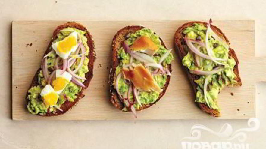 Рецепт тостов с авокадо, луком и каперсами