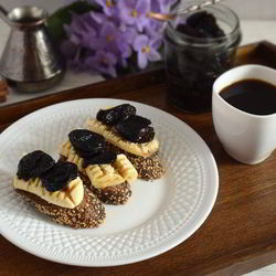 Рецепт Тостов с бананом и пряным черносливом