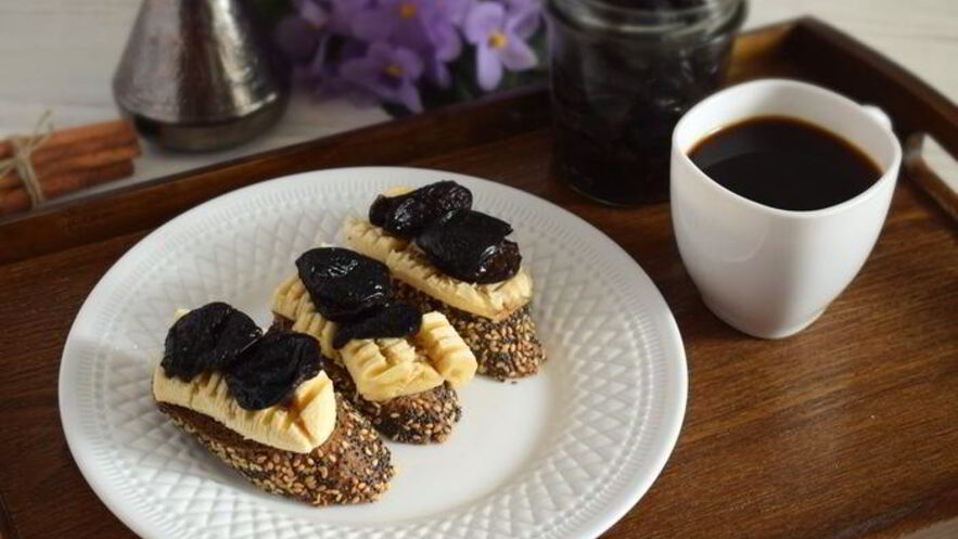 Рецепт тостов с бананом и пряным черносливом