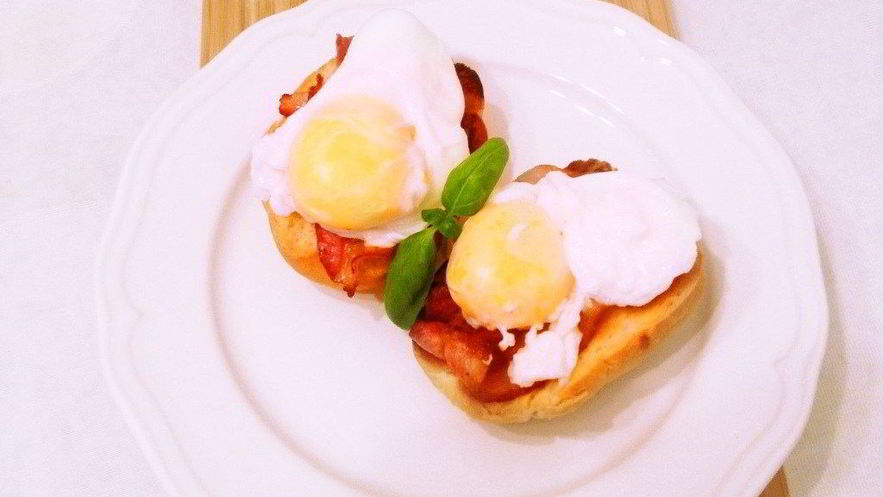 Рецепт тостов с беконом и яйцами пашот