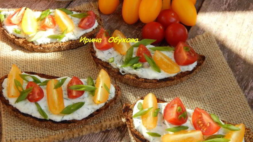 Рецепт тостов с чесночным соусом и помидорками