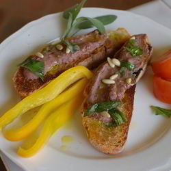 Рецепт Тостов с фасолевым дипом и соусом песто