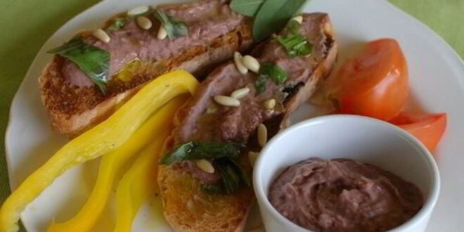 Рецепт тостов с фасолевым дипом и соусом песто