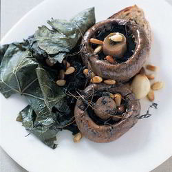 Рецепт Тостов с грибами, запеченными в виноградных листьях