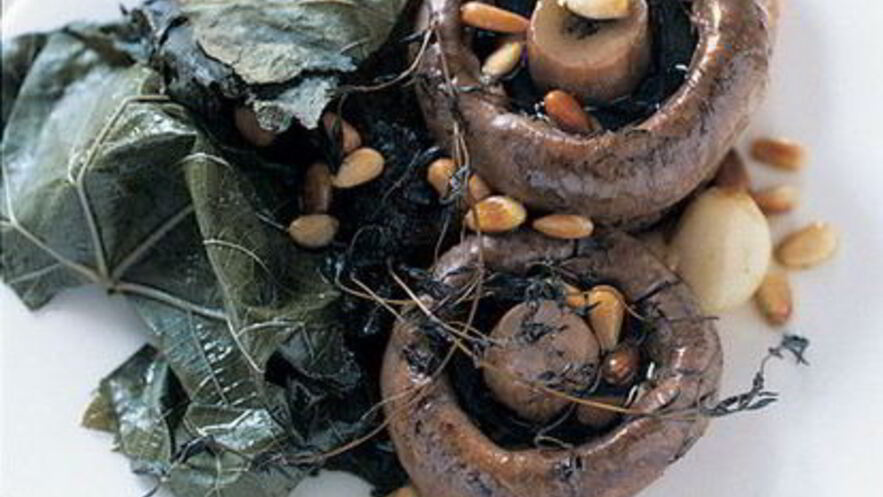 Рецепт тостов с грибами, запеченными в виноградных листьях