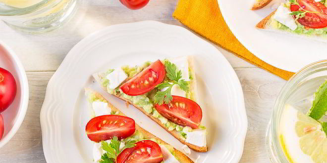 Рецепт тостов с гуакамоле и помидорами