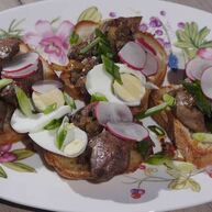 Рецепт Тостов с куриной печенью, редиской и яйцом