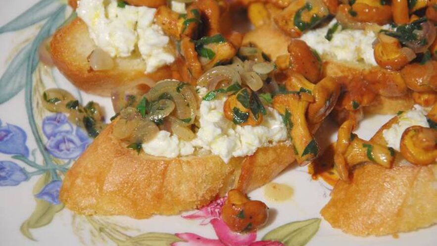 Рецепт тостов с лисичками и лимонным сыром