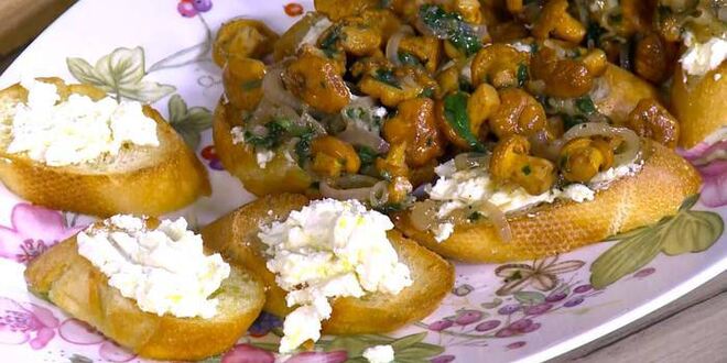 Рецепт тостов с лисичками и лимонным сыром