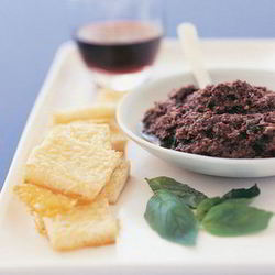 Рецепт Тостов с пармезаном и пастой из черных оливок