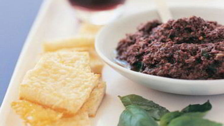 Рецепт тостов с пармезаном и пастой из черных оливок