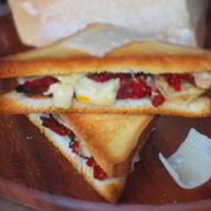 Рецепт Тостов с пармезаном, оливками и вялеными помидорами