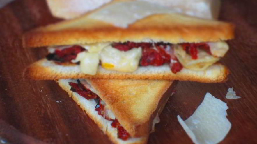 Рецепт тостов с пармезаном, оливками и вялеными помидорами