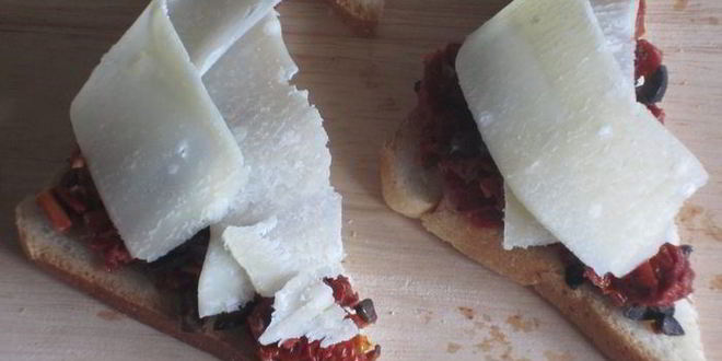 Рецепт тостов с пармезаном, оливками и вялеными помидорами