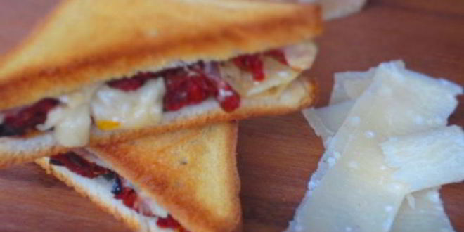 Рецепт тостов с пармезаном, оливками и вялеными помидорами