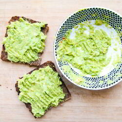 Рецепт Тостов с пастой из авокадо