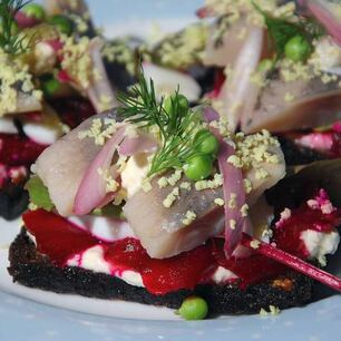 Рецепт Тостов с сельдью, свеклой и зеленым горошком