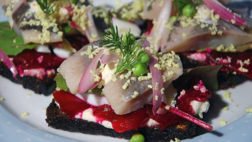 Рецепт тостов с сельдью, свеклой и зеленым горошком