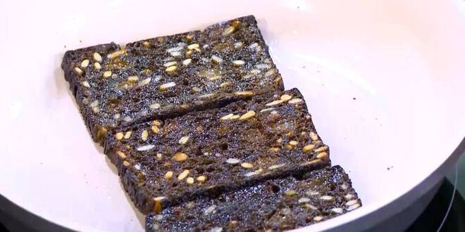 Рецепт тостов с сельдью, свеклой и зеленым горошком