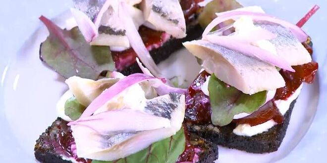 Рецепт тостов с сельдью, свеклой и зеленым горошком