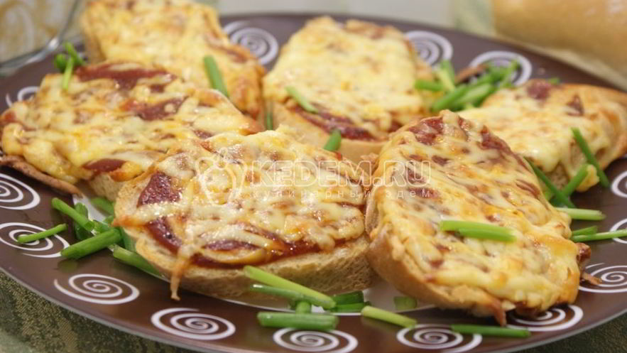 Рецепт тостов с томатным соусом и сыром