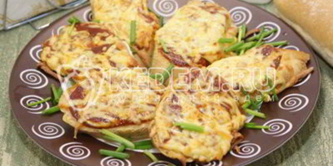 Рецепт тостов с томатным соусом и сыром