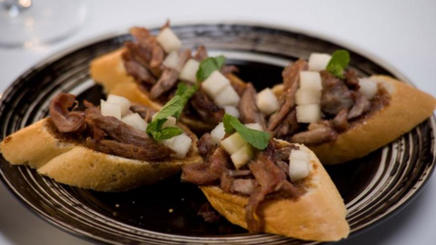 Рецепт тостов с уткой и грушей