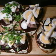 Рецепт Закусочных тостов с сельдью и печеной свеклой