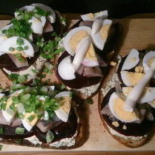 Рецепт Закусочных тостов с сельдью и печеной свеклой