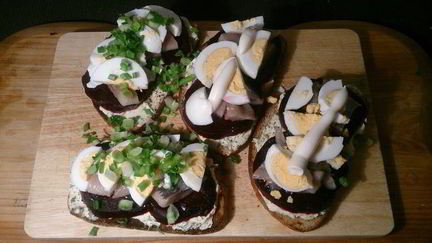 Рецепт Закусочных тостов с сельдью и печеной свеклой