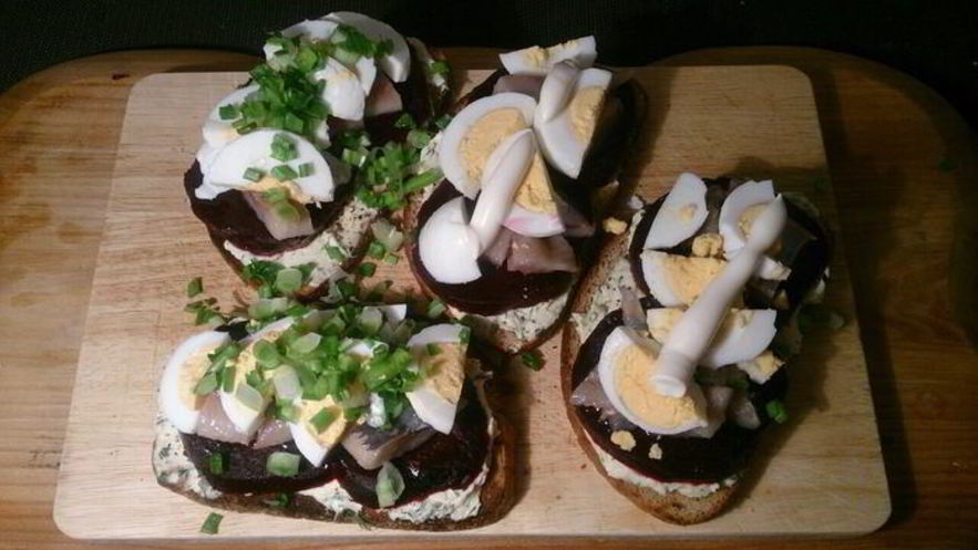 Рецепт закусочных тостов с сельдью и печеной свеклой