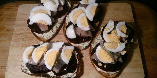 Рецепт закусочных тостов с сельдью и печеной свеклой